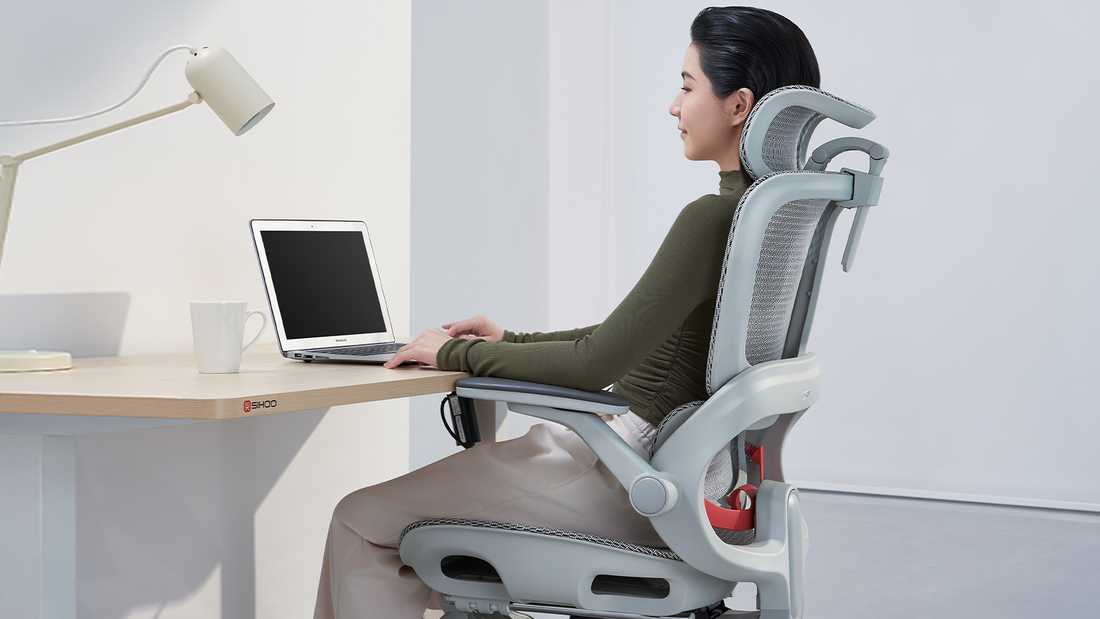 The Sihoo B100 Pro Ergonomic Chair features floating sacral support that contours to your lower back, helping maintain proper posture and reducing fatigue during long hours of sitting.